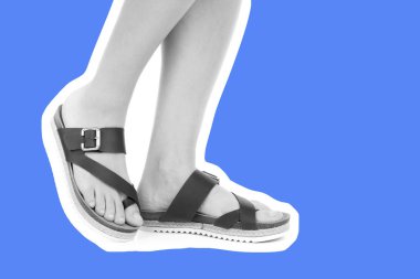 Bayan giysi ayakkabısı. Deri sandalet giyen uzun ince kadın bacakları. Fotokopi alanı olan moda modeli. Klasik ve günlük kıyafet konsepti. Ayrıntılı yakın çekim stüdyo çekimi. Dergi tarzı moda kolajı