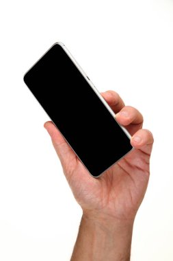 İnsan eli, avucunda boş bir krom ekran olan modern bir akıllı telefonu tutar. Teknoloji ve reklam kavramı. Ayrıntılı yakın çekim stüdyo çekimi soyut beyaz arka planda izole
