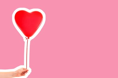 Kadın eli kırmızı kauçuk, şişme kalp şeklinde balon tutuyor. Aşk, ilişki, sevgililer günü ve doğum günü kutlaması konsepti. Boş kopya alanı olan dergi tarzı moda kolajı