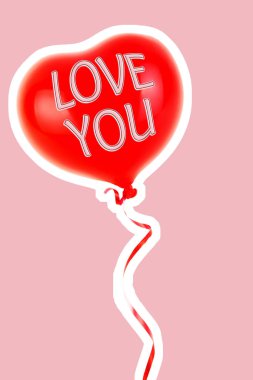 Kırmızı lastik şişme kalp şeklinde balon. Aşk, ilişki, sevgililer günü ve doğum günü kutlaması konsepti. Boş kopya alanı olan dergi tarzı moda kolajı