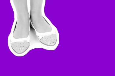 Bayan giysi ayakkabısı. Düşük deri ayakkabılar giyen uzun ince kadın bacağı. Fotokopi alanı olan moda modeli. Klasik ve günlük kıyafet konsepti. Ayrıntılı yakın çekim stüdyo çekimi. Dergi tarzı moda kolajı