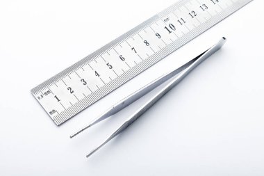 Çelik cerrahi aletler ve laboratuvar ekipmanları beyaz arka planda izole edilmiş. Profesyonel klinik aletleri. Tıbbi, cerrahi, ambulans ve veteriner konsepti. Yumuşak seçici odaklı yakın plan