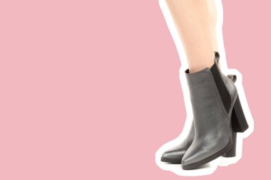 Bayan giysi ayakkabısı. Uzun ince kadın bacakları yüksek topuklu ayakkabı giyiyor. Fotokopi alanı olan moda modeli. Klasik ve günlük kıyafet konsepti. Ayrıntılı yakın çekim stüdyo çekimi. Dergi tarzı moda kolajı