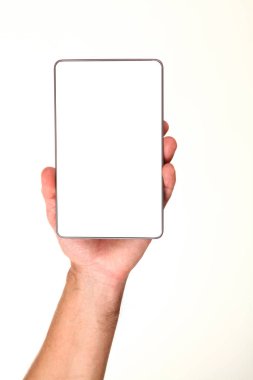 İnsan eli, avucunda boş bir krom ekran olan modern bir akıllı telefonu tutar. Teknoloji ve reklam kavramı. Ayrıntılı yakın çekim stüdyo çekimi soyut beyaz arka planda izole