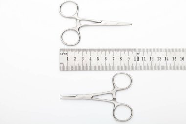 Çelik cerrahi aletler ve laboratuvar ekipmanları beyaz arka planda izole edilmiş. Profesyonel klinik aletleri. Tıbbi, cerrahi, ambulans ve veteriner konsepti. Yumuşak seçici odaklı yakın plan