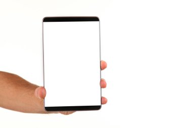 İnsan eli, avucunda boş bir krom ekran olan modern bir akıllı telefonu tutar. Teknoloji ve reklam kavramı. Ayrıntılı yakın çekim stüdyo çekimi soyut beyaz arka planda izole