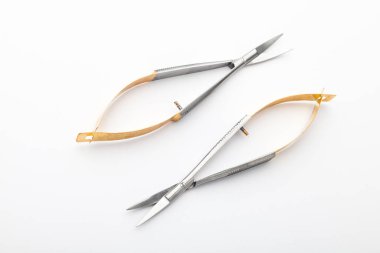 Çelik cerrahi aletler ve laboratuvar ekipmanları beyaz arka planda izole edilmiş. Profesyonel klinik aletleri. Tıbbi, cerrahi, ambulans ve veteriner konsepti. Yumuşak seçici odaklı yakın plan