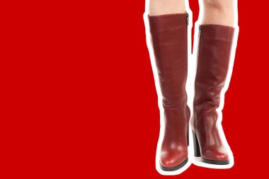 Bayan giysi ayakkabısı. Uzun ince kadın bacakları yüksek topuklu uzun çizmeler giyer. Fotokopi alanı olan moda modeli. Klasik ve günlük kıyafet konsepti. Detaylı yakın çekim stüdyo çekimi Magazin tarzı moda kolajı