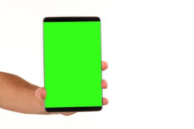 İnsan eli, avucunda boş bir krom ekran olan modern bir akıllı telefonu tutar. Teknoloji ve reklam kavramı. Ayrıntılı yakın çekim stüdyo çekimi soyut beyaz arka planda izole