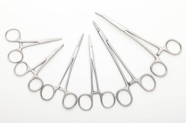 Çelik cerrahi aletler ve laboratuvar ekipmanları beyaz arka planda izole edilmiş. Profesyonel klinik aletleri. Tıbbi, cerrahi, ambulans ve veteriner konsepti. Yumuşak seçici odaklı yakın plan