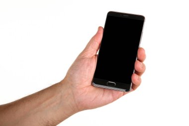 İnsan eli, avucunda boş bir krom ekran olan modern bir akıllı telefonu tutar. Teknoloji ve reklam kavramı. Ayrıntılı yakın çekim stüdyo çekimi soyut beyaz arka planda izole