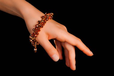 Güzel bir el yapımı mücevher bileziği. Renkli parlak boncuklar ve nötr manikürlü gevşek bir kadın bileği. Moda ve el işi aksesuarları. Yumuşak seçici odaklı yakın plan