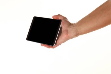 İnsan eli, avucunda boş bir krom ekran olan modern bir akıllı telefonu tutar. Teknoloji ve reklam kavramı. Ayrıntılı yakın çekim stüdyo çekimi soyut beyaz arka planda izole