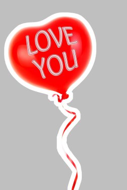 Kırmızı lastik şişme kalp şeklinde balon. Aşk, ilişki, sevgililer günü ve doğum günü kutlaması konsepti. Boş kopya alanı olan dergi tarzı moda kolajı