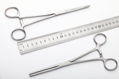 Çelik cerrahi aletler ve laboratuvar ekipmanları beyaz arka planda izole edilmiş. Profesyonel klinik aletleri. Tıbbi, cerrahi, ambulans ve veteriner konsepti. Yumuşak seçici odaklı yakın plan