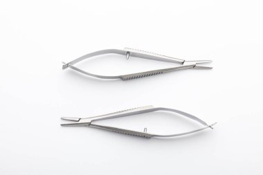 Çelik cerrahi aletler ve laboratuvar ekipmanları beyaz arka planda izole edilmiş. Profesyonel klinik aletleri. Tıbbi, cerrahi, ambulans ve veteriner konsepti. Yumuşak seçici odaklı yakın plan