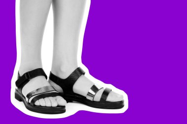 Bayan giysi ayakkabısı. Deri sandalet giyen uzun ince kadın bacakları. Fotokopi alanı olan moda modeli. Klasik ve günlük kıyafet konsepti. Ayrıntılı yakın çekim stüdyo çekimi. Dergi tarzı moda kolajı