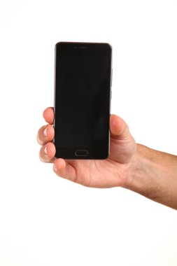 İnsan eli, avucunda boş bir krom ekran olan modern bir akıllı telefonu tutar. Teknoloji ve reklam kavramı. Ayrıntılı yakın çekim stüdyo çekimi soyut beyaz arka planda izole