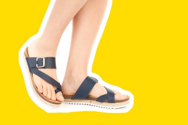 Bayan giysi ayakkabısı. Deri sandalet giyen uzun ince kadın bacakları. Fotokopi alanı olan moda modeli. Klasik ve günlük kıyafet konsepti. Ayrıntılı yakın çekim stüdyo çekimi. Dergi tarzı moda kolajı