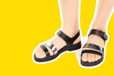 Bayan giysi ayakkabısı. Deri sandalet giyen uzun ince kadın bacakları. Fotokopi alanı olan moda modeli. Klasik ve günlük kıyafet konsepti. Detaylı yakın çekim stüdyo çekimi Magazin tarzı moda kolajı