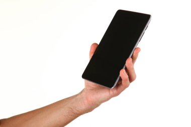 İnsan eli, avucunda boş bir krom ekran olan modern bir akıllı telefonu tutar. Teknoloji ve reklam kavramı. Ayrıntılı yakın çekim stüdyo çekimi soyut beyaz arka planda izole