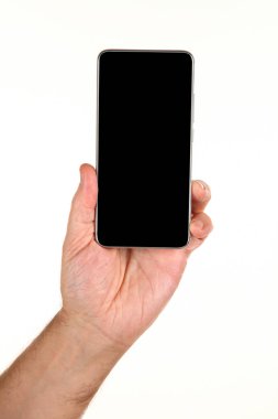 İnsan eli, avucunda boş bir krom ekran olan modern bir akıllı telefonu tutar. Teknoloji ve reklam kavramı. Ayrıntılı yakın çekim stüdyo çekimi soyut beyaz arka planda izole