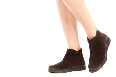 Bayan giysi ayakkabısı. Düşük deri ayakkabılar giyen uzun ince kadın bacakları. Fotokopi alanı olan moda modeli. Klasik ve günlük kıyafet konsepti. Ayrıntılı yakın çekim stüdyo çekimi beyaz arkaplanda izole edildi