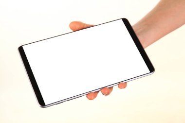 İnsan eli, avucunda boş bir krom ekran olan modern bir akıllı telefonu tutar. Teknoloji ve reklam kavramı. Ayrıntılı yakın çekim stüdyo çekimi soyut beyaz arka planda izole