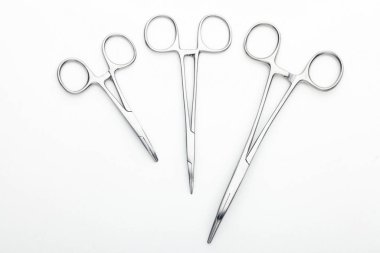 Çelik cerrahi aletler ve laboratuvar ekipmanları beyaz arka planda izole edilmiş. Profesyonel klinik aletleri. Tıbbi, cerrahi, ambulans ve veteriner konsepti. Yumuşak seçici odaklı yakın plan