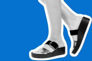 Bayan giysi ayakkabısı. Deri sandalet giyen uzun ince kadın bacakları. Fotokopi alanı olan moda modeli. Klasik ve günlük kıyafet konsepti. Ayrıntılı yakın çekim stüdyo çekimi. Dergi tarzı moda kolajı