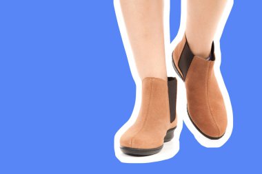 Bayan giysi ayakkabısı. Düşük deri ayakkabılar giyen uzun ince kadın bacağı. Fotokopi alanı olan moda modeli. Klasik ve günlük kıyafet konsepti. Ayrıntılı yakın çekim stüdyo çekimi. Dergi tarzı moda kolajı