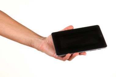 İnsan eli, avucunda boş bir krom ekran olan modern bir akıllı telefonu tutar. Teknoloji ve reklam kavramı. Ayrıntılı yakın çekim stüdyo çekimi soyut beyaz arka planda izole