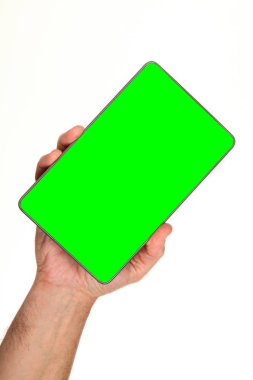 İnsan eli, avucunda boş bir krom ekran olan modern bir akıllı telefonu tutar. Teknoloji ve reklam kavramı. Ayrıntılı yakın çekim stüdyo çekimi soyut beyaz arka planda izole