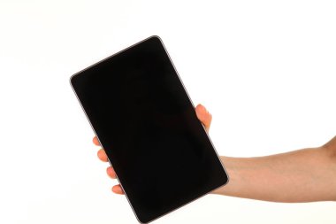 İnsan eli, avucunda boş bir krom ekran olan modern bir akıllı telefonu tutar. Teknoloji ve reklam kavramı. Ayrıntılı yakın çekim stüdyo çekimi soyut beyaz arka planda izole