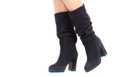 Bayan giysi ayakkabısı. Uzun ince dişinin bacakları yüksek topuklu uzun çizmeler giyer. Fotokopi alanı olan moda modeli. Klasik ve günlük kıyafet konsepti. Ayrıntılı yakın çekim stüdyo çekimi beyaz arkaplanda izole edildi