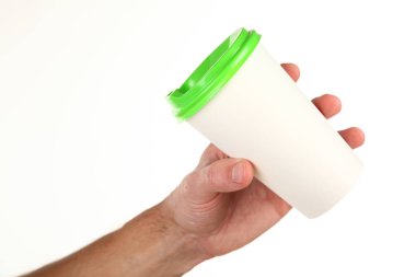 İnsan eli plastik kapaklı boş bir kahve fincanı tutar. Tek kullanımlık fincana çay ya da kahve konsepti. Metin veya logo için yeri ve yeri kopyala. Beyaz bir arkaplanda izole edilmiş