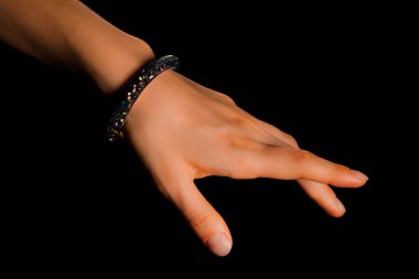 Güzel bir el yapımı mücevher bileziği. Renkli parlak boncuklar ve nötr manikürlü gevşek bir kadın bileği. Moda ve el işi aksesuarları. Yumuşak seçici odaklı yakın plan