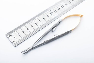 Çelik cerrahi aletler ve laboratuvar ekipmanları beyaz arka planda izole edilmiş. Profesyonel klinik aletleri. Tıbbi, cerrahi, ambulans ve veteriner konsepti. Yumuşak seçici odaklı yakın plan