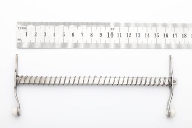 Çelik cerrahi aletler ve laboratuvar ekipmanları beyaz arka planda izole edilmiş. Profesyonel klinik aletleri. Tıbbi, cerrahi, ambulans ve veteriner konsepti. Yumuşak seçici odaklı yakın plan