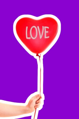 Kadın eli kırmızı kauçuk, şişme kalp şeklinde balon tutuyor. Aşk, ilişki, sevgililer günü ve doğum günü kutlaması konsepti. Boş kopya alanı olan dergi tarzı moda kolajı