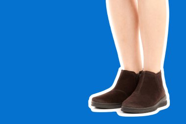 Bayan giysi ayakkabısı. Uzun ince dişinin bacakları düşük deri ayakkabı giyer. Fotokopi alanı olan moda modeli. Klasik ve günlük kıyafet konsepti. Ayrıntılı yakın çekim stüdyo çekimi. Dergi tarzı moda kolajı