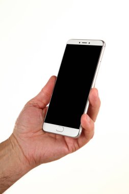 İnsan eli, avucunda boş bir krom ekran olan modern bir akıllı telefonu tutar. Teknoloji ve reklam kavramı. Ayrıntılı yakın çekim stüdyo çekimi soyut beyaz arka planda izole