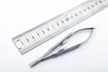 Çelik cerrahi aletler ve laboratuvar ekipmanları beyaz arka planda izole edilmiş. Profesyonel klinik aletleri. Tıbbi, cerrahi, ambulans ve veteriner konsepti. Yumuşak seçici odaklı yakın plan