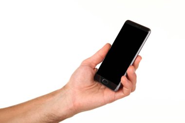 İnsan eli, avucunda boş bir krom ekran olan modern bir akıllı telefonu tutar. Teknoloji ve reklam kavramı. Ayrıntılı yakın çekim stüdyo çekimi soyut beyaz arka planda izole