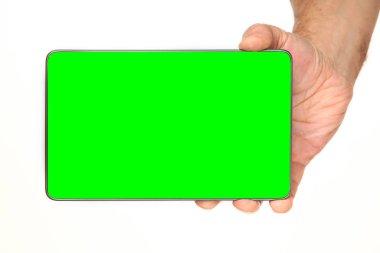 İnsan eli, avucunda boş bir krom ekran olan modern bir akıllı telefonu tutar. Teknoloji ve reklam kavramı. Ayrıntılı yakın çekim stüdyo çekimi soyut beyaz arka planda izole