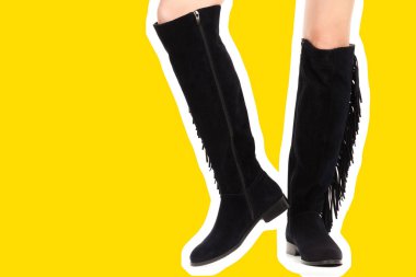 Bayan giysi ayakkabısı. Uzun ince kadın bacakları uzun deri çizmeler giyer. Fotokopi alanı olan moda modeli. Klasik ve günlük kıyafet konsepti. Ayrıntılı yakın çekim stüdyo çekimi. Dergi tarzı moda kolajı