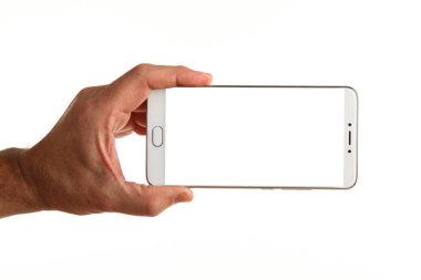 İnsan eli, avucunda boş bir krom ekran olan modern bir akıllı telefonu tutar. Teknoloji ve reklam kavramı. Ayrıntılı yakın çekim stüdyo çekimi soyut beyaz arka planda izole