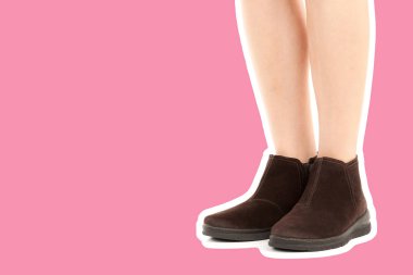 Bayan giysi ayakkabısı. Uzun ince dişinin bacakları düşük deri ayakkabı giyer. Fotokopi alanı olan moda modeli. Klasik ve günlük kıyafet konsepti. Ayrıntılı yakın çekim stüdyo çekimi. Dergi tarzı moda kolajı