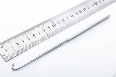 Çelik cerrahi aletler ve laboratuvar ekipmanları beyaz arka planda izole edilmiş. Profesyonel klinik aletleri. Tıbbi, cerrahi, ambulans ve veteriner konsepti. Yumuşak seçici odaklı yakın plan