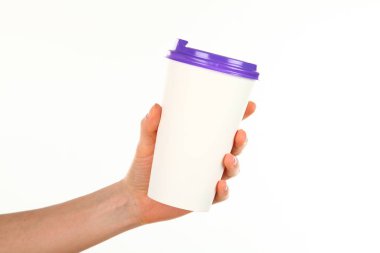 İnsan eli plastik kapaklı boş bir kahve fincanı tutar. Tek kullanımlık fincana çay ya da kahve konsepti. Metin veya logo için yeri ve yeri kopyala. Beyaz bir arkaplanda izole edilmiş